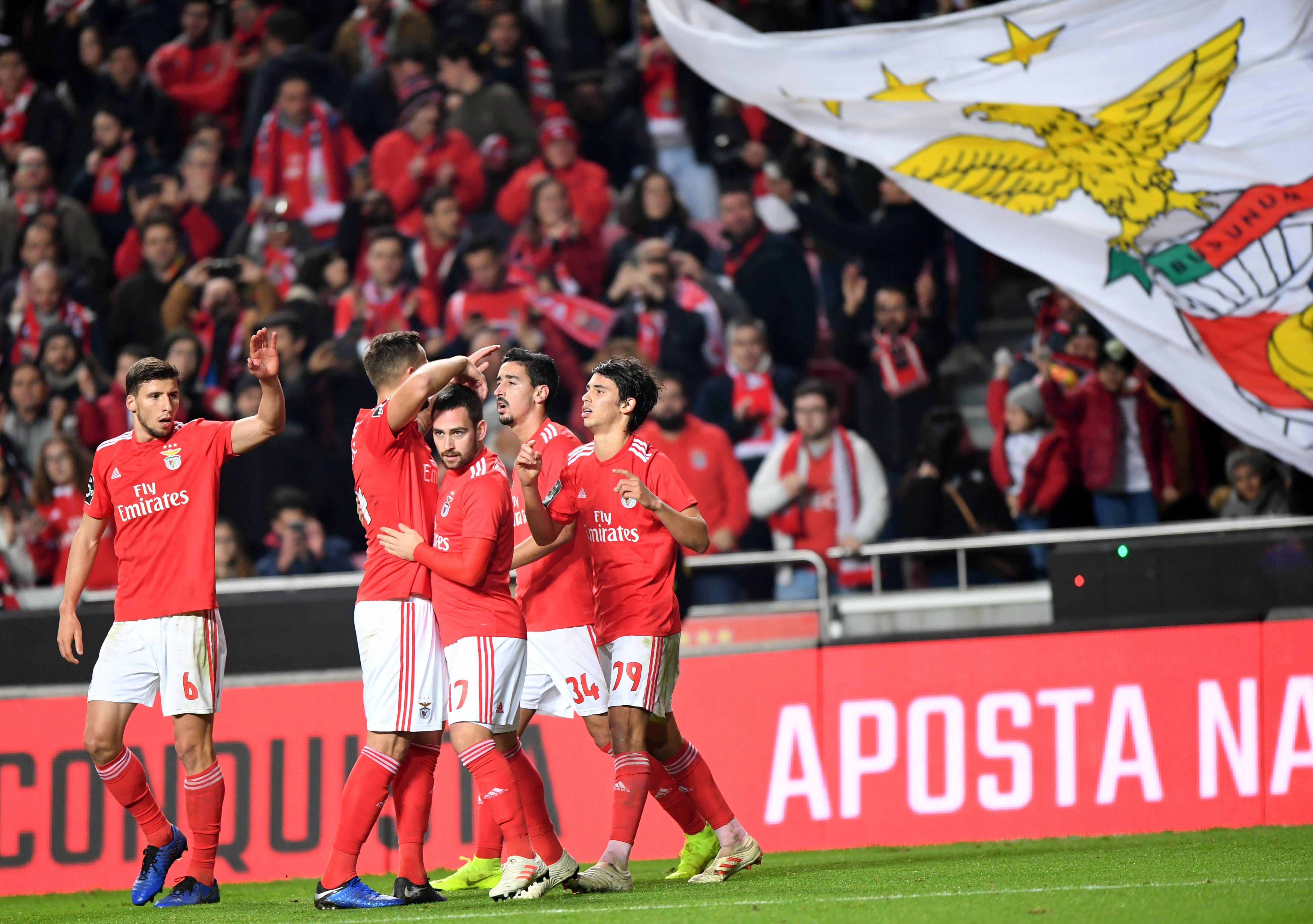 关于尤文图斯主场告捷，超越对手占据积分榜首位的信息