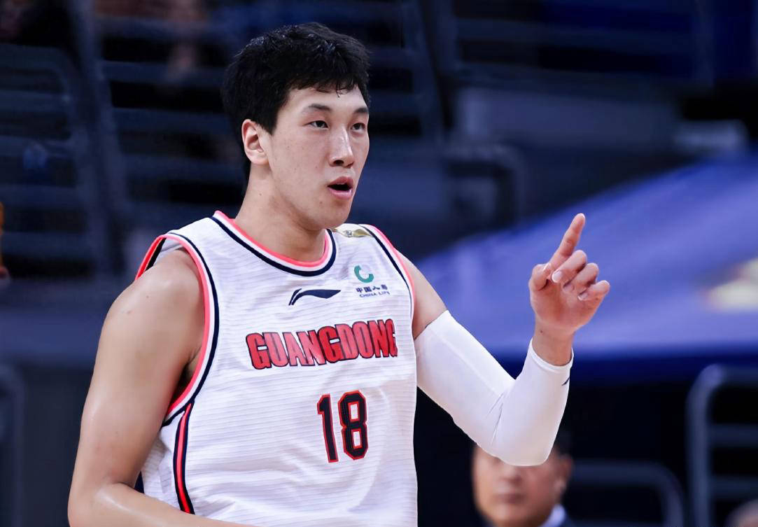 爱游戏APP-广东队员表现抢眼，帮助球队稳定领先优势