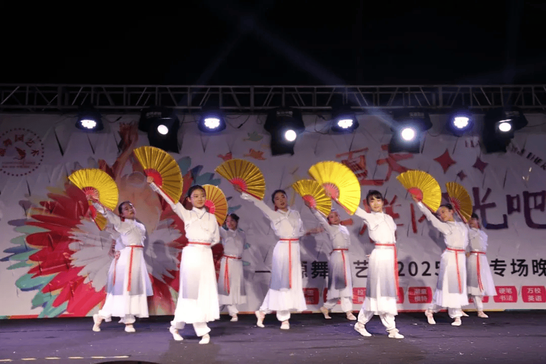 选手技艺精湛，观众掌声不断