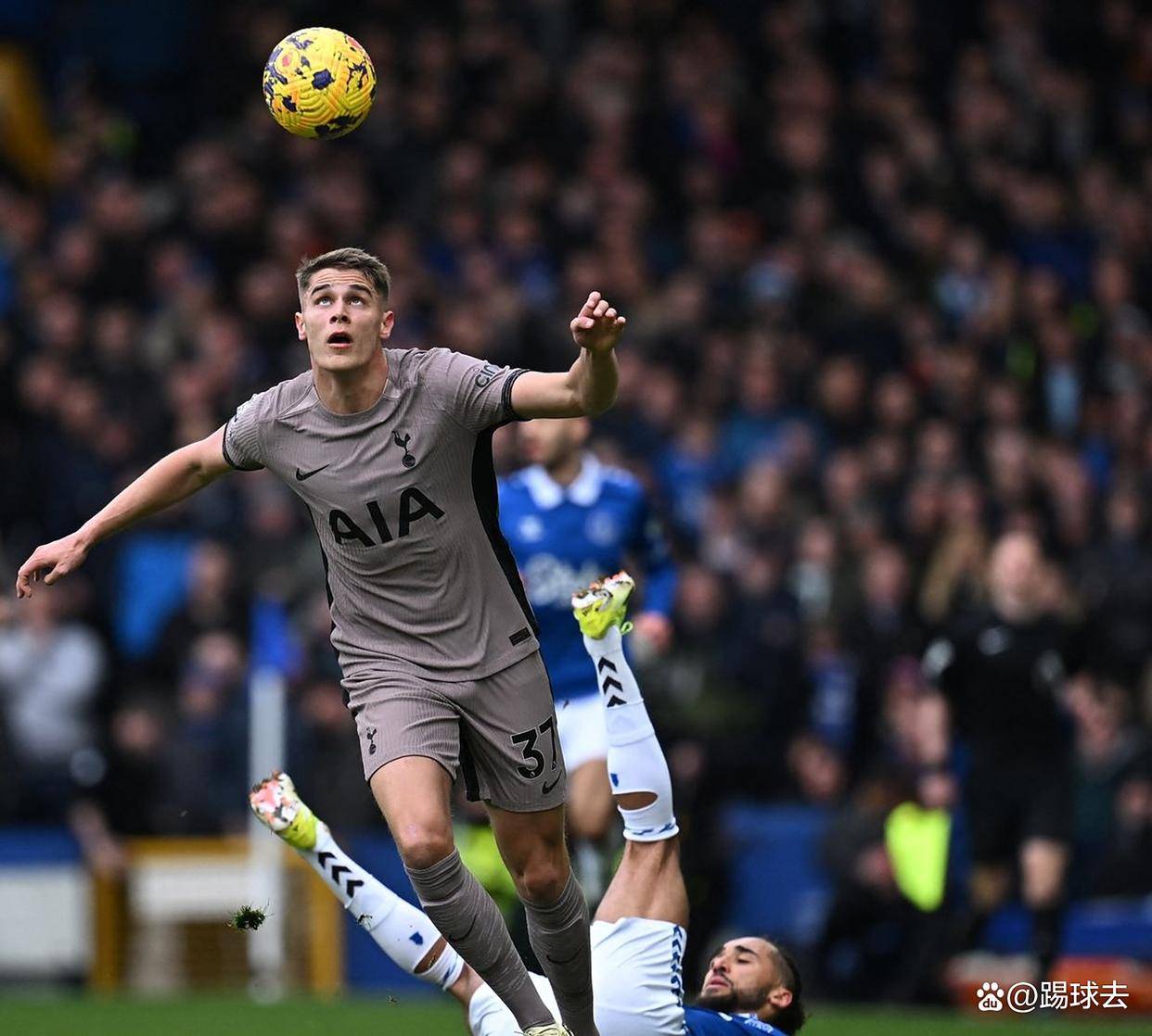 爱游戏入口-包含比利亚雷亚尔主场取得胜利，积分榜上升的词条