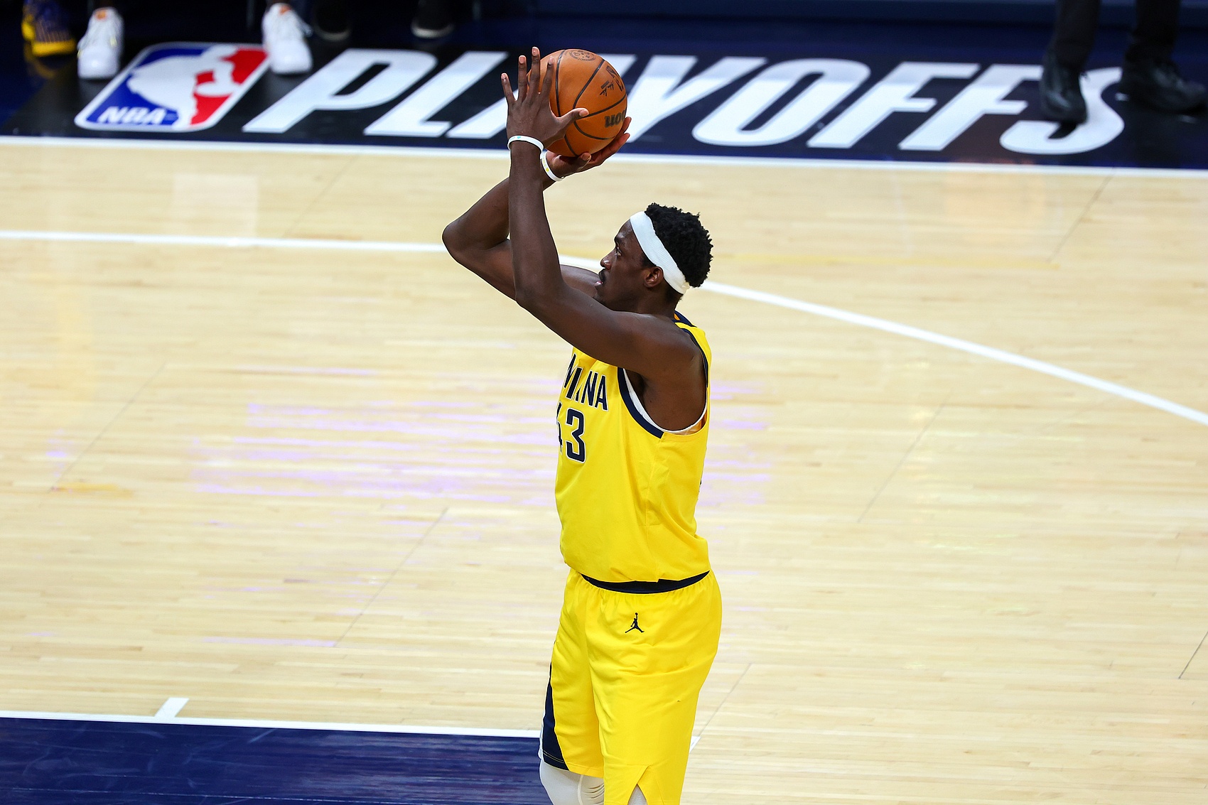 包含猛龙客场告捷，西亚卡姆领军狂轰分的词条