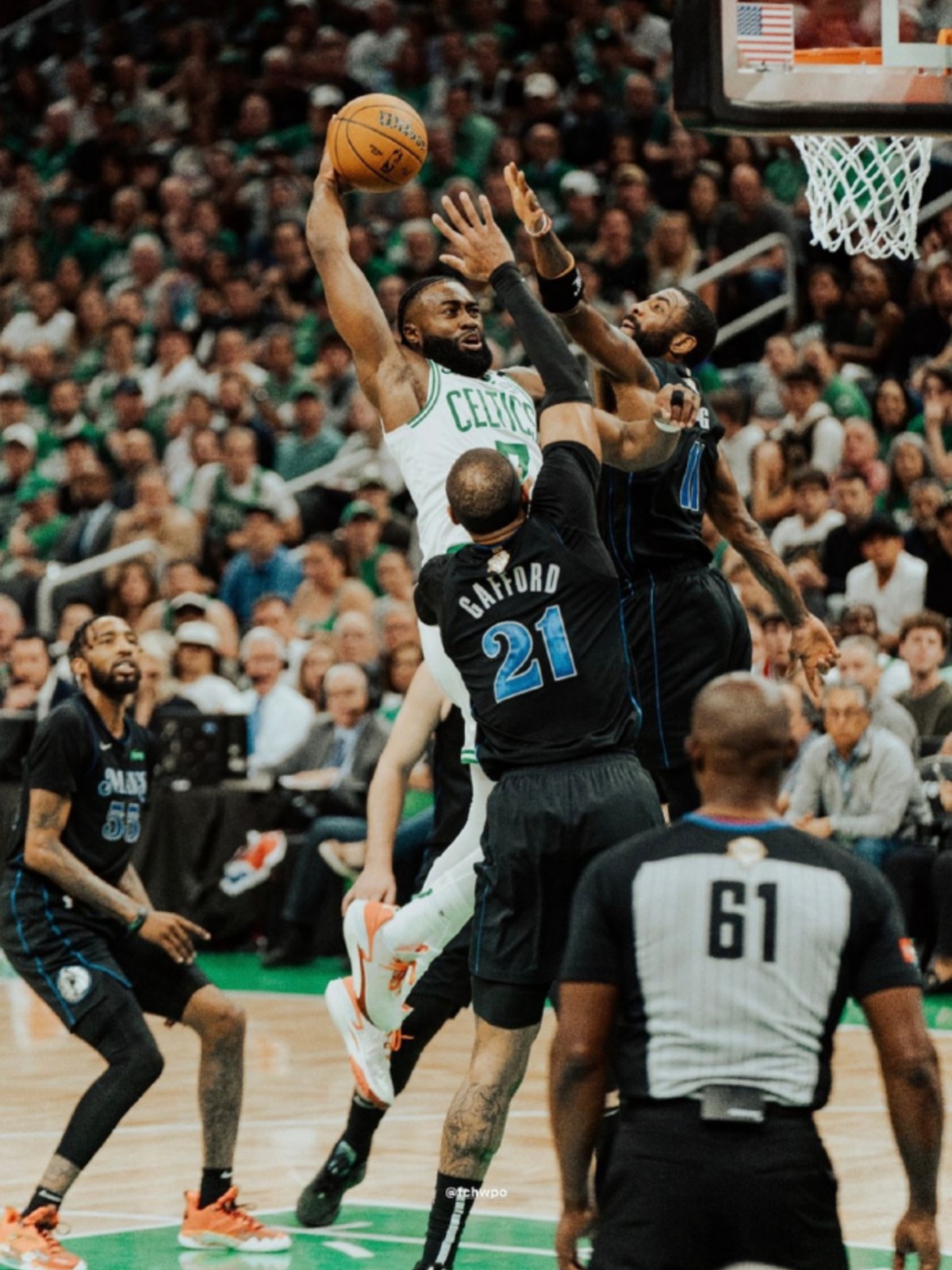 湖人轻取凯尔特人B队，拉塞尔送出助攻