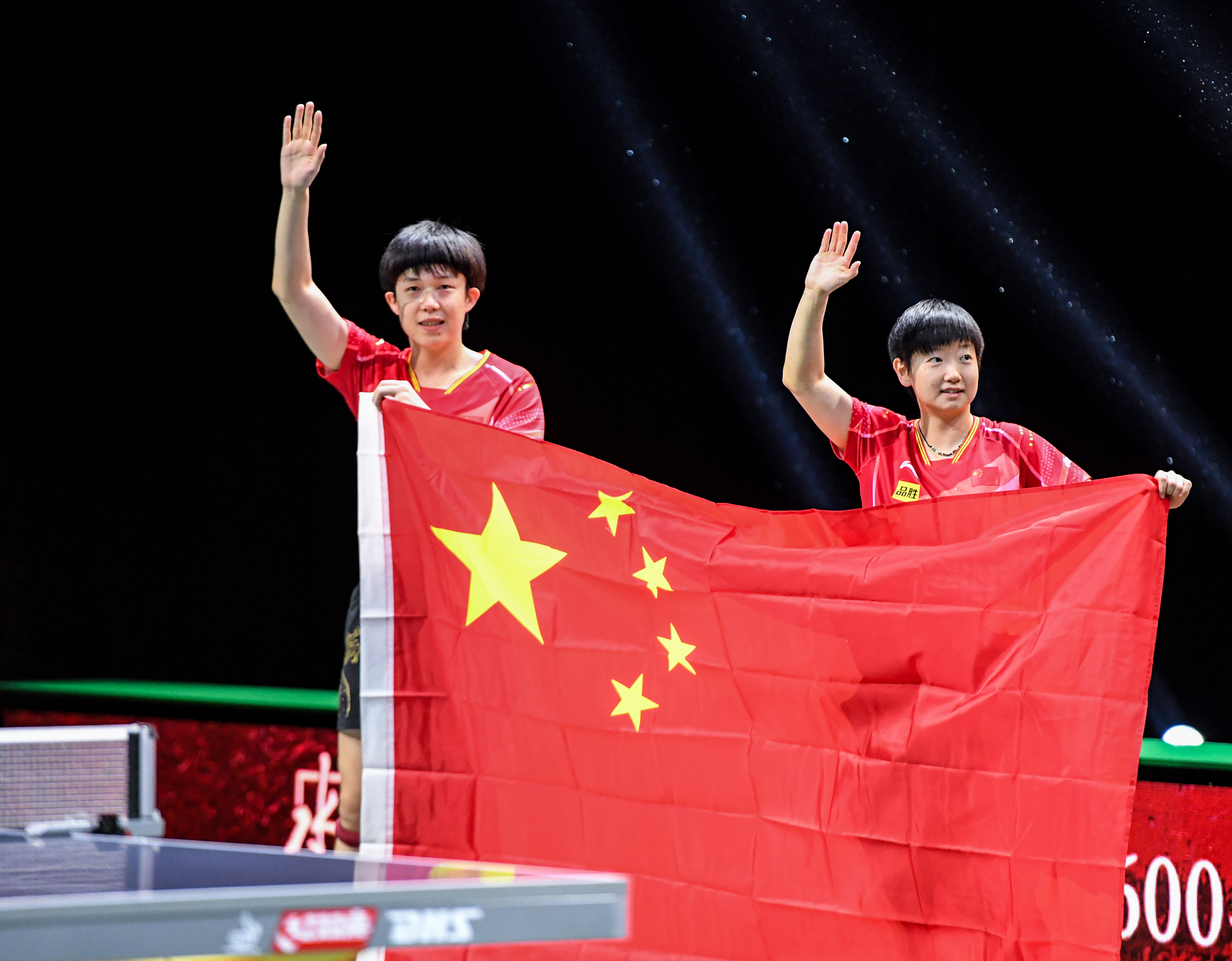 关于中国乒乓球队完胜德国乒乓球队，张继科制霸全场的信息