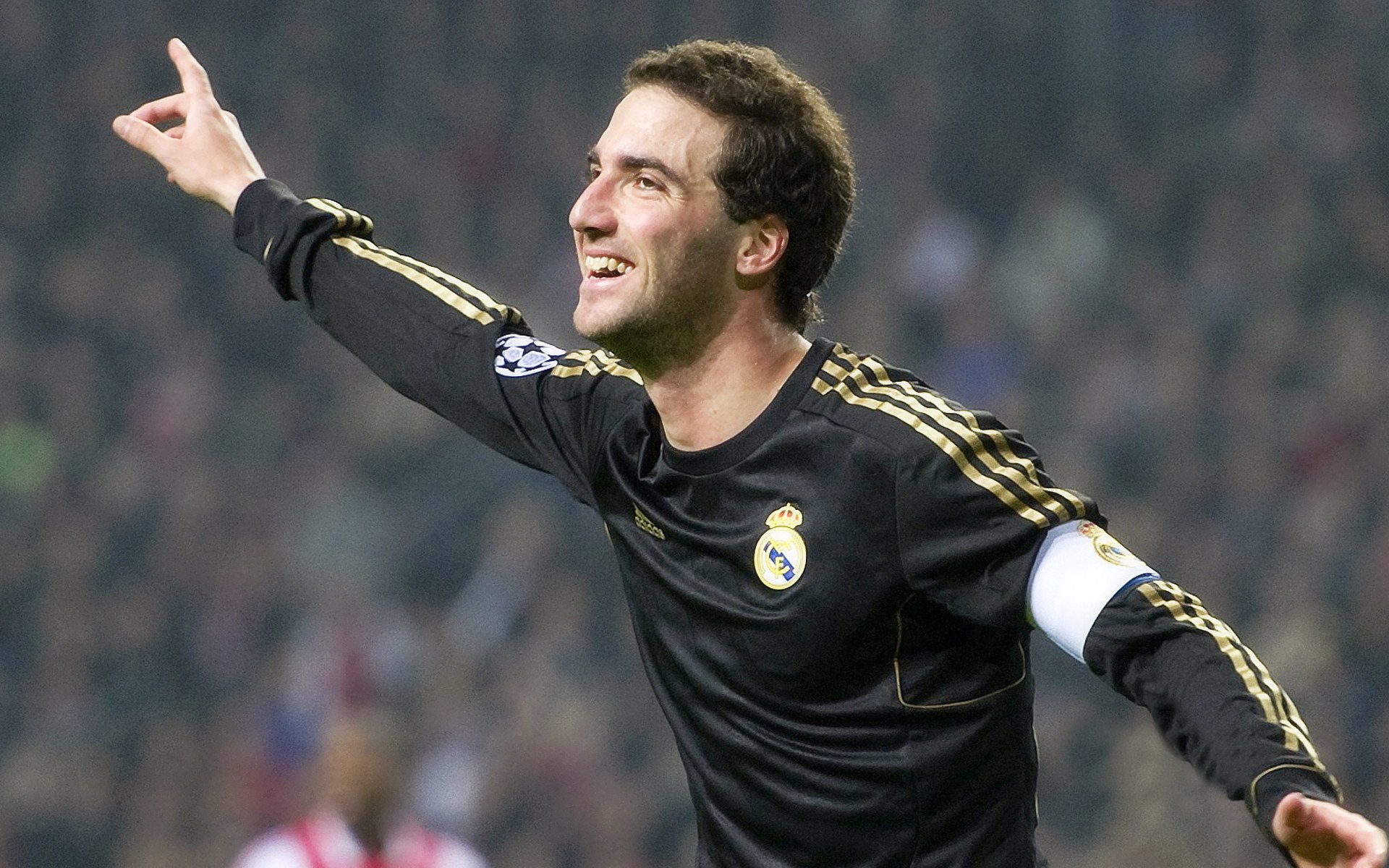 沙漠雄狮与东欧铁骑的博弈，伊布在阿尔及利亚对阵波兰的关键回合中，为何从不手软？